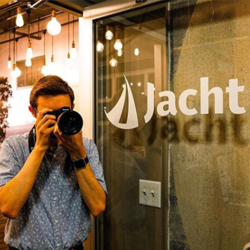 Student at Jacht taking photo