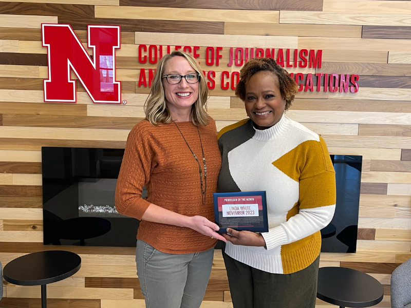 Shari Veil (left), dean of the College of Journalism and Mass Communications, presents the November Professor of the Month Award to Deepe Family Endowed Chair Linda White on Nov. 27.