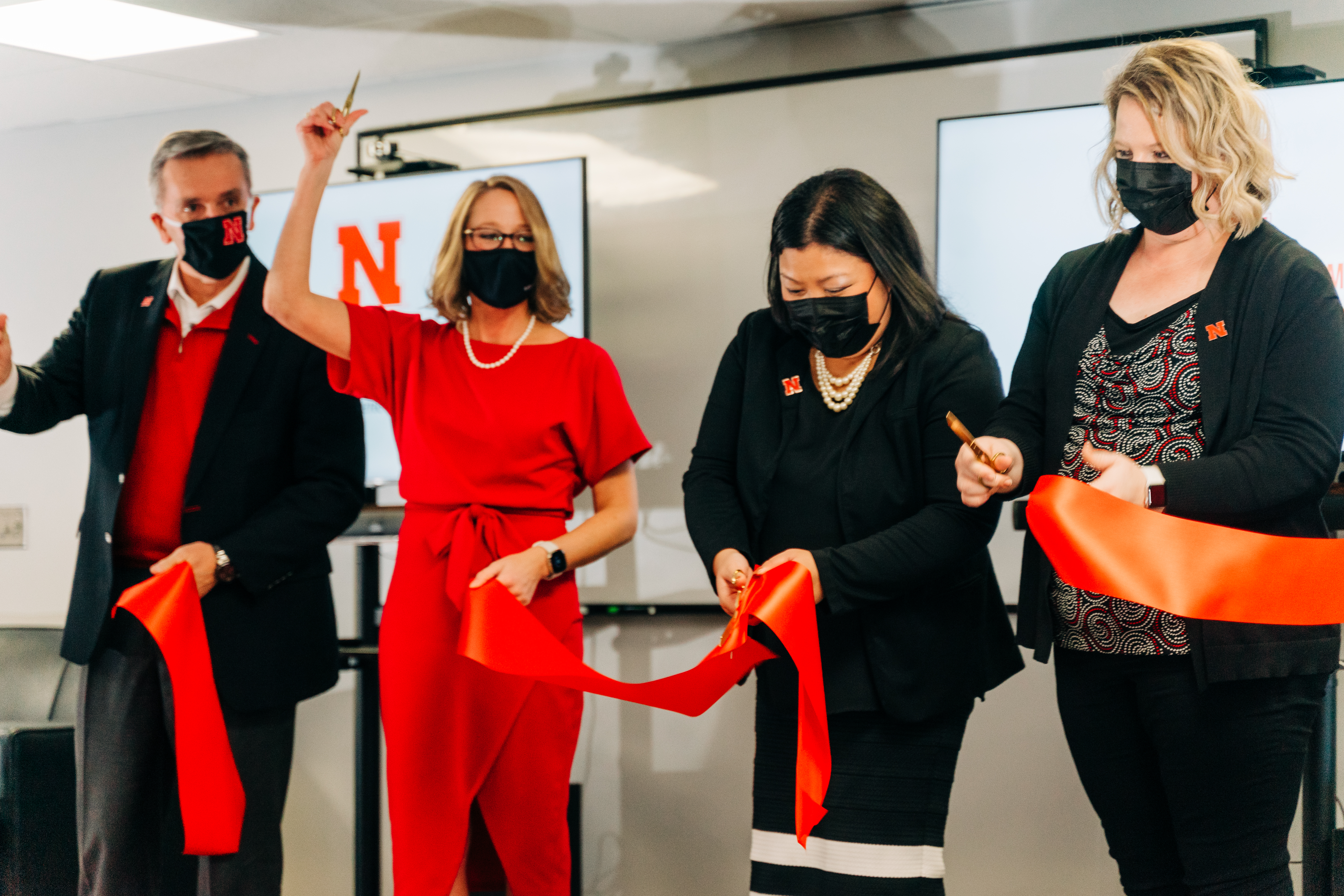 Chancellor Ronnie Green,  Dean Shari Veil and Co-directors Jemalyn Griffin and Jill Martin cut the ribbon for the College of Journalism and Mass Communications' new Experience Lab on Oct. 29, 2021. 