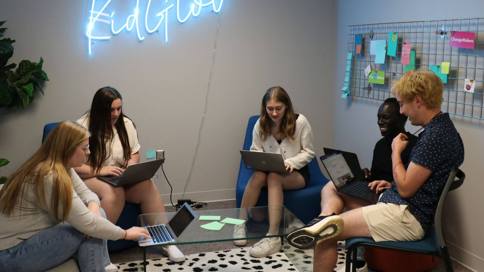 Students sitting in lounge working on project