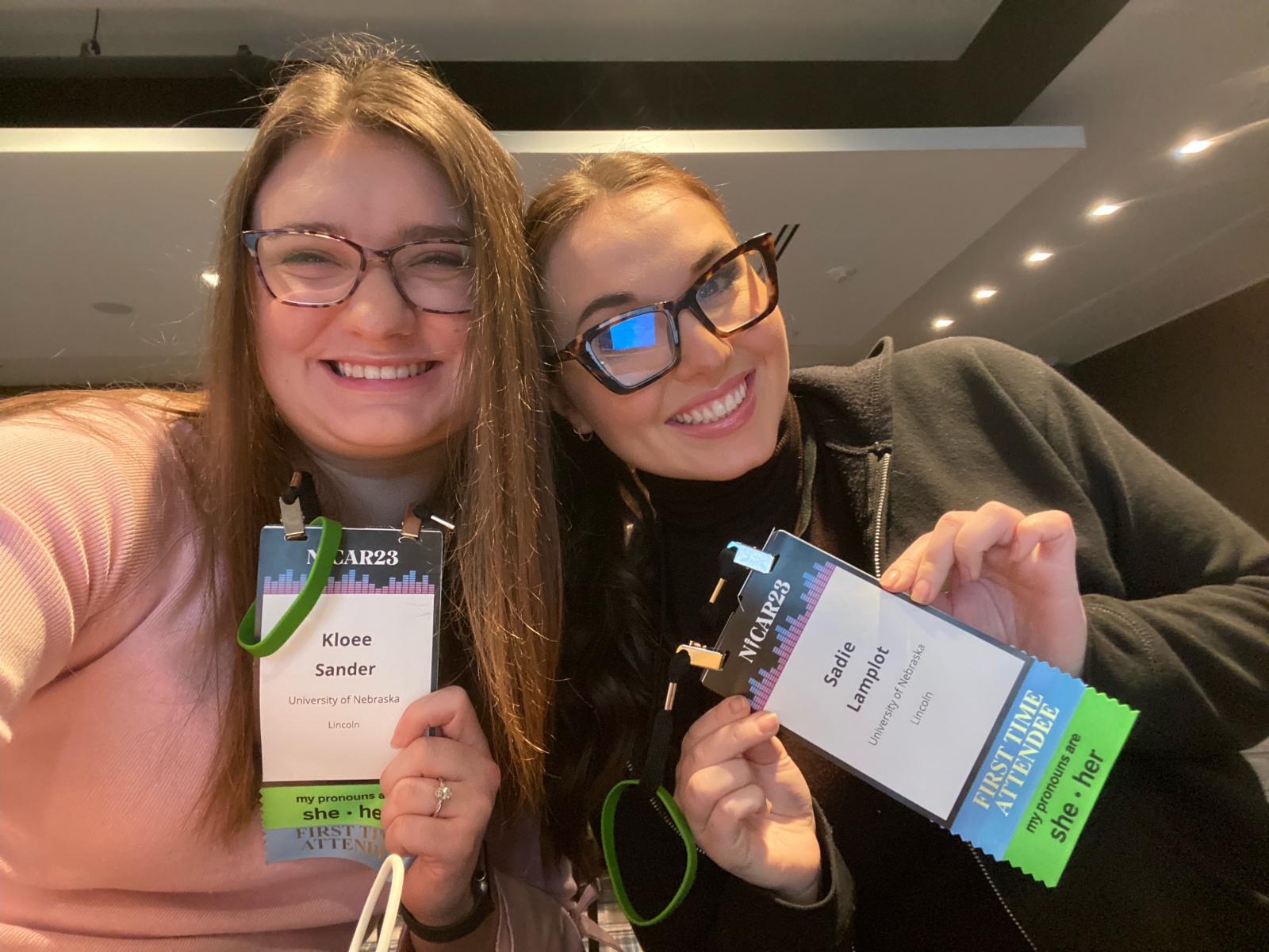 CoJMC students Kloee Sander and Sadie Lamplot take a selfie with their NICAR passes during a session.