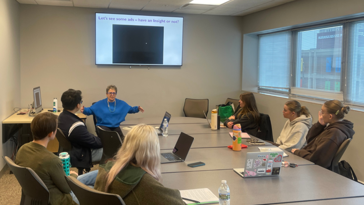 Liz Paul talks with Bateman Case Study Competition team members about building campaigns.