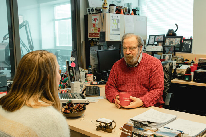 Alloway talking with a student